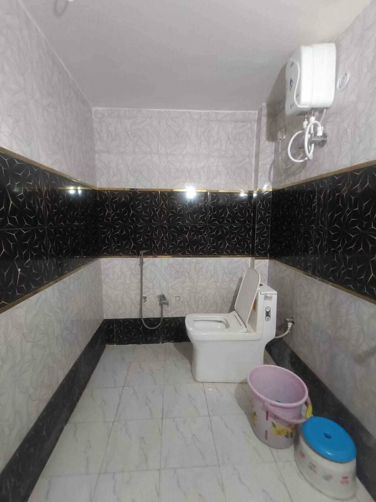 Luxury Family Room | Bathroom | Shower, free toiletries, towels, soap