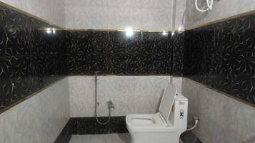 Luxury Family Room | Bathroom | Shower, free toiletries, towels, soap