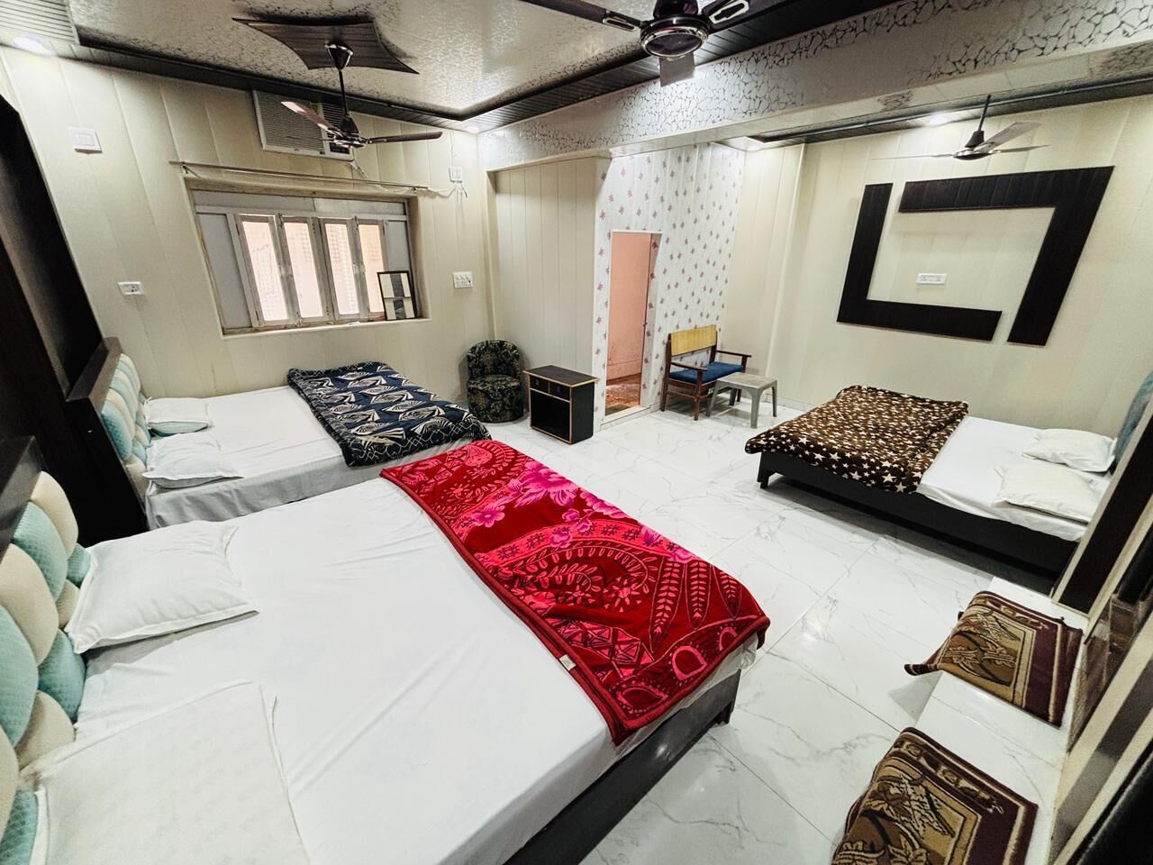 Luxury Family Room | Hypo-allergenic bedding, desk, laptop workspace, free WiFi
