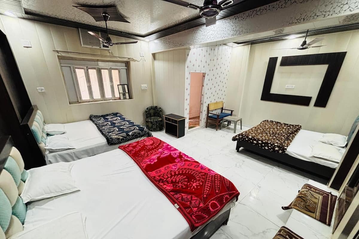 Luxury Family Room | Hypo-allergenic bedding, desk, laptop workspace, free WiFi