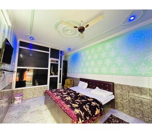 Phòng Deluxe | Bàn, khu vực làm việc phù hợp cho laptop
