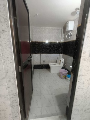 Suite Room | Bathroom | Shower, free toiletries, towels, soap