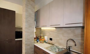Coffee/tea maker, fridge, microwave, oven - Holiday Home 'La Casa di Axel' (Quartu Sant'Elena)