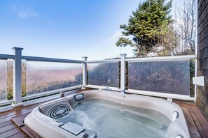 Outdoor spa tub - 4BR/4BA Beachfront Retreat with Hot Tub and Sauna (Moclips)