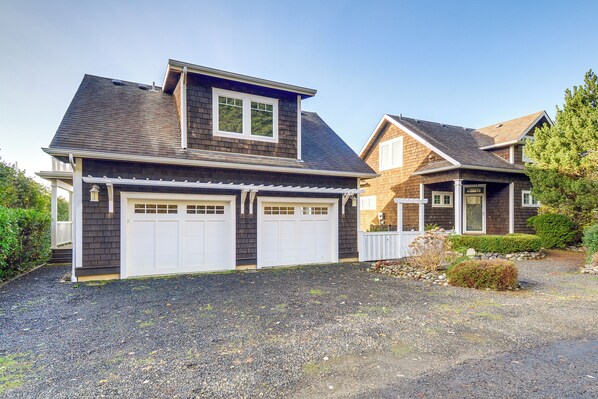 Exterior - 4BR/4BA Beachfront Retreat with Hot Tub and Sauna (Moclips)