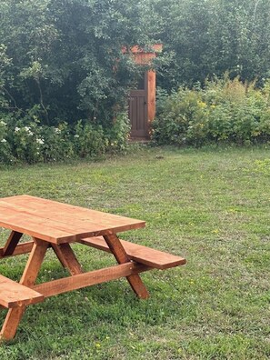 Outdoor dining - Fox Den Retreat glamping (Noëlville)