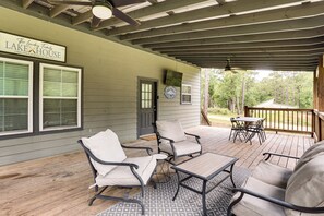 Outdoor dining - Fire Pit & Yard! Rayburn Country Resort Escape (Brookeland)