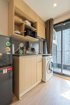Fridge, microwave, stovetop, toaster - Ideo O2 condo style resort BTS Bangna (Bangkok)