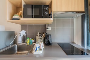 Fridge, microwave, stovetop, toaster - Ideo O2 condo style resort BTS Bangna (Bangkok)