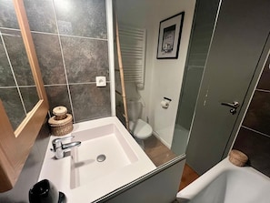 Haartrockner, Handtücher, Seife, Toilettenpapier