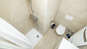 A modern bathroom with a shower, toilet, and sink. - Charming Studio for a Relaxing Würzburg Stay (Würzburg)