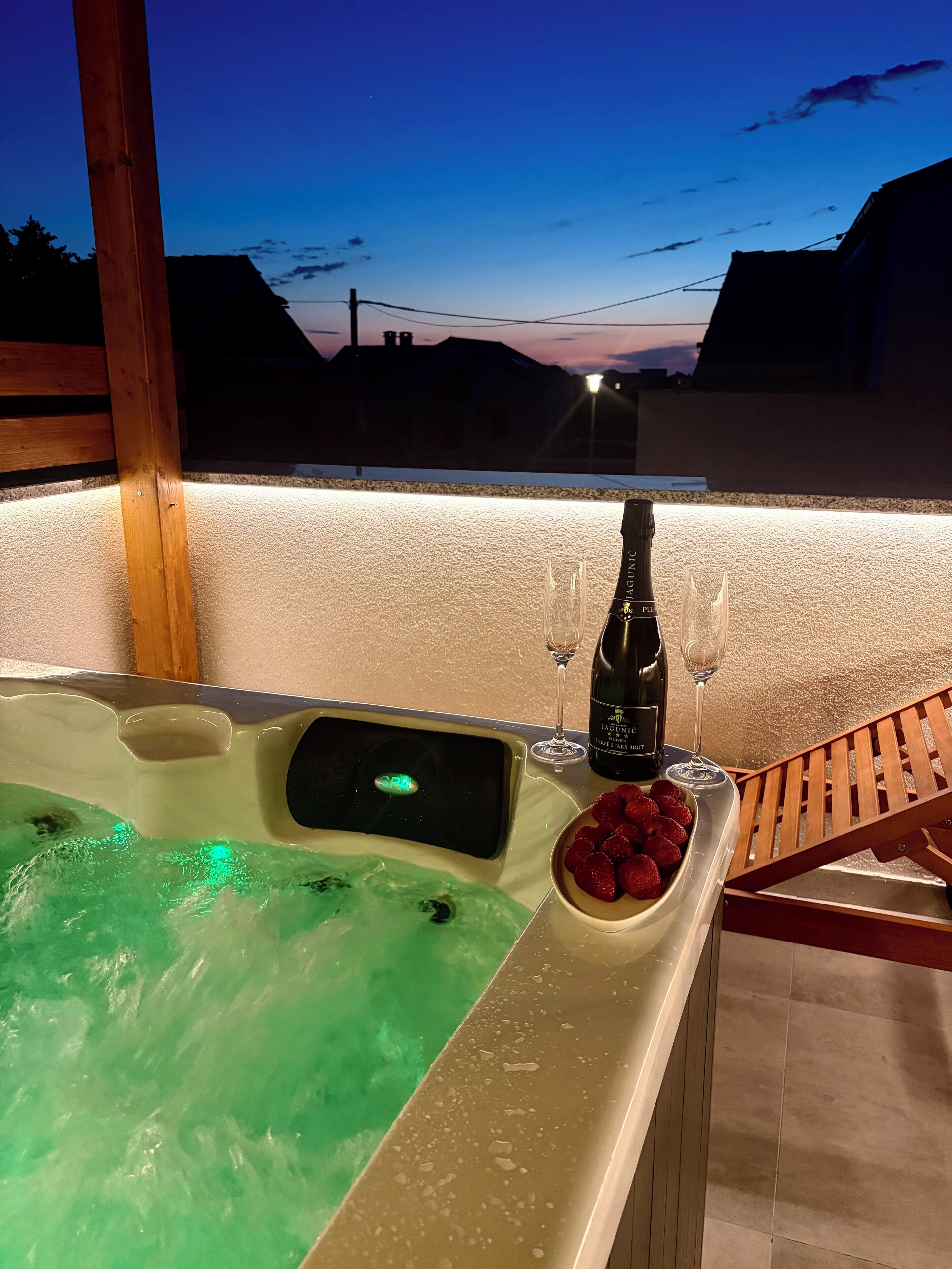 Outdoor spa tub