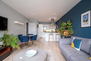 TV - Contemporary East London Hideaway with Balcony (Greater London)