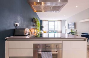Fridge, oven, stovetop, dishwasher - Contemporary East London Hideaway with Balcony (Greater London)