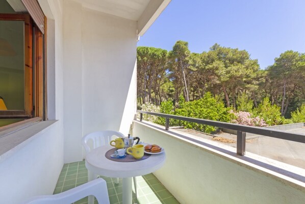 Outdoor dining - GuestHost - Alice Campoverde: Apartment 108 (Campo Verde)