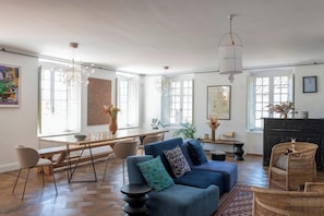 Fernseher, Kamin, Bücher