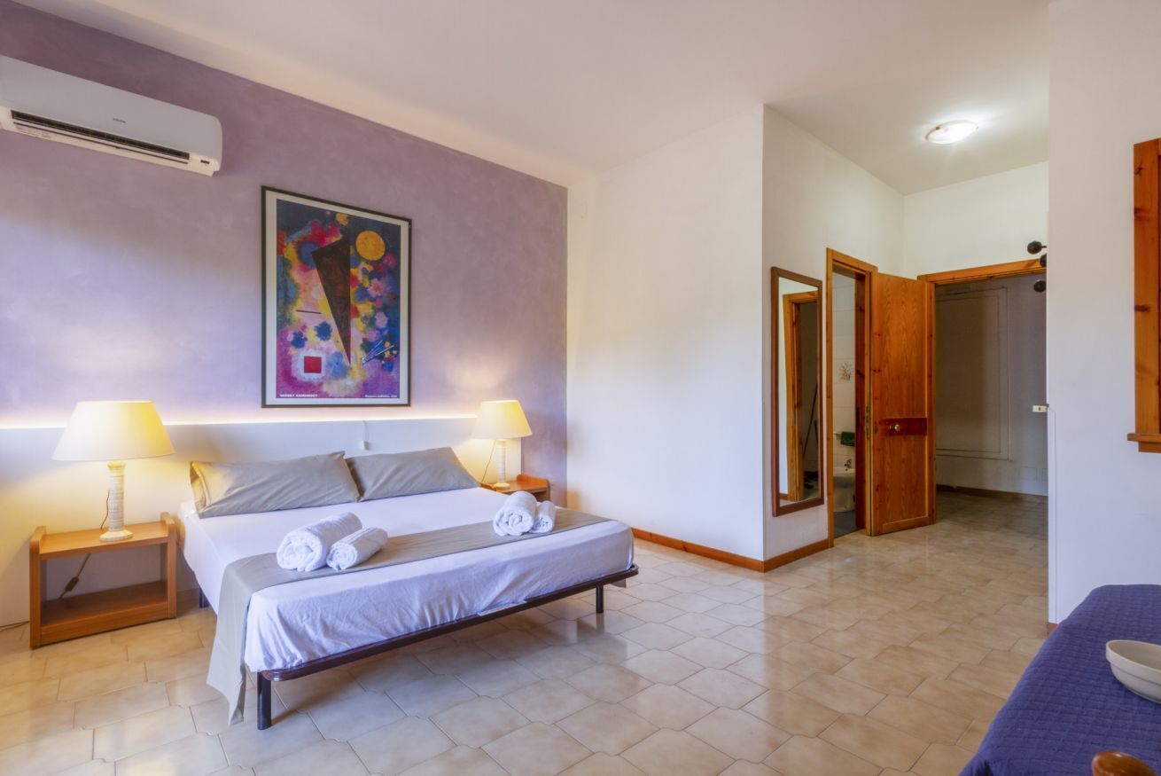 1 chambre, fer et planche à repasser