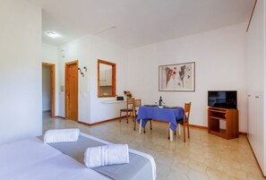 Room - A cozy studio apartment with a balcony and kitchenette—perfect for two—located within the Campoverde Residence in Vernole, set in a Mediterranean pine forest between San Cataldo and the Le Cesine Nature Reserve. The property is just a short distance  (Campo Verde)