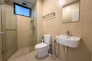 Kylpyhuone, jossa on wc, pesuallas ja suihku.