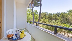 Outdoor dining - A delightful apartment with a balcony that sleeps up to four people, located within the Campoverde Residence in Vernole—set in a Mediterranean pine forest between San Cataldo and the Le Cesine Nature Reserve. The property is just a short distance from  (Campo Verde)