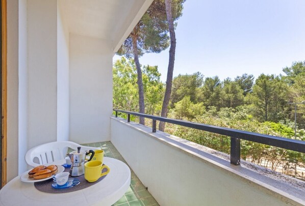 Outdoor dining - GuestHost - Alice Campoverde: Apartment 216 (Campo Verde)