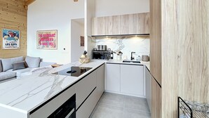 Una cocina moderna con estufa integrada, un lavamanos y armarios de madera.