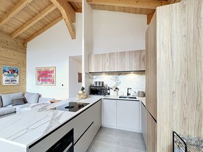 Eine moderne Küche mit Einbauherd, Spüle und Holzschränken.