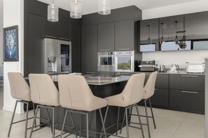 Coffee/tea maker, fridge, microwave, oven - Dar Nora – Sea view villa with pool (Tourretes sur Loup)