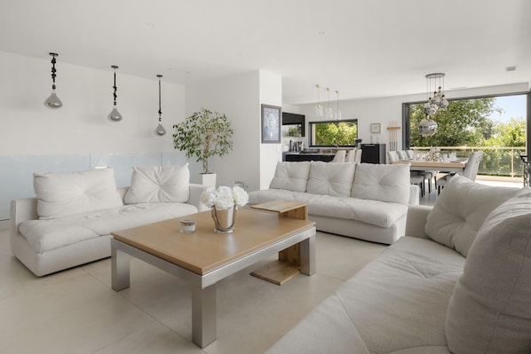 TV - Dar Nora – Sea view villa with pool (Tourretes sur Loup)