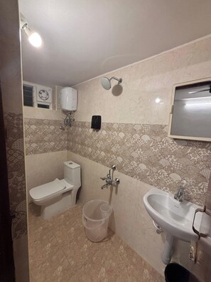 Shower, towels, soap, shampoo - The Value Stay Service Apartments (Chennai)