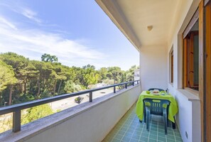 Outdoor dining - A comfortable apartment with a balcony that sleeps up to four people, located within the Campoverde Residence in Vernole—set in a Mediterranean pine forest between San Cataldo and the Le Cesine Nature Reserve. The property is just a short distance from (Campo Verde)