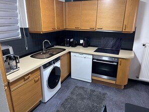 Private kitchen - Apartment “Tamara’s Paradise” with Private Terrace, Garden, and Wi-Fi (Bad Wildbad)
