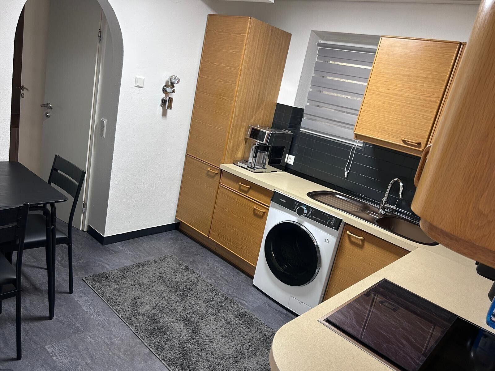 Wasserkocher mit Kaffee-/Teezubehör, Kühlschrank, Mikrowelle, Ofen