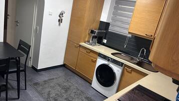 Wasserkocher mit Kaffee-/Teezubehör, Kühlschrank, Mikrowelle, Ofen