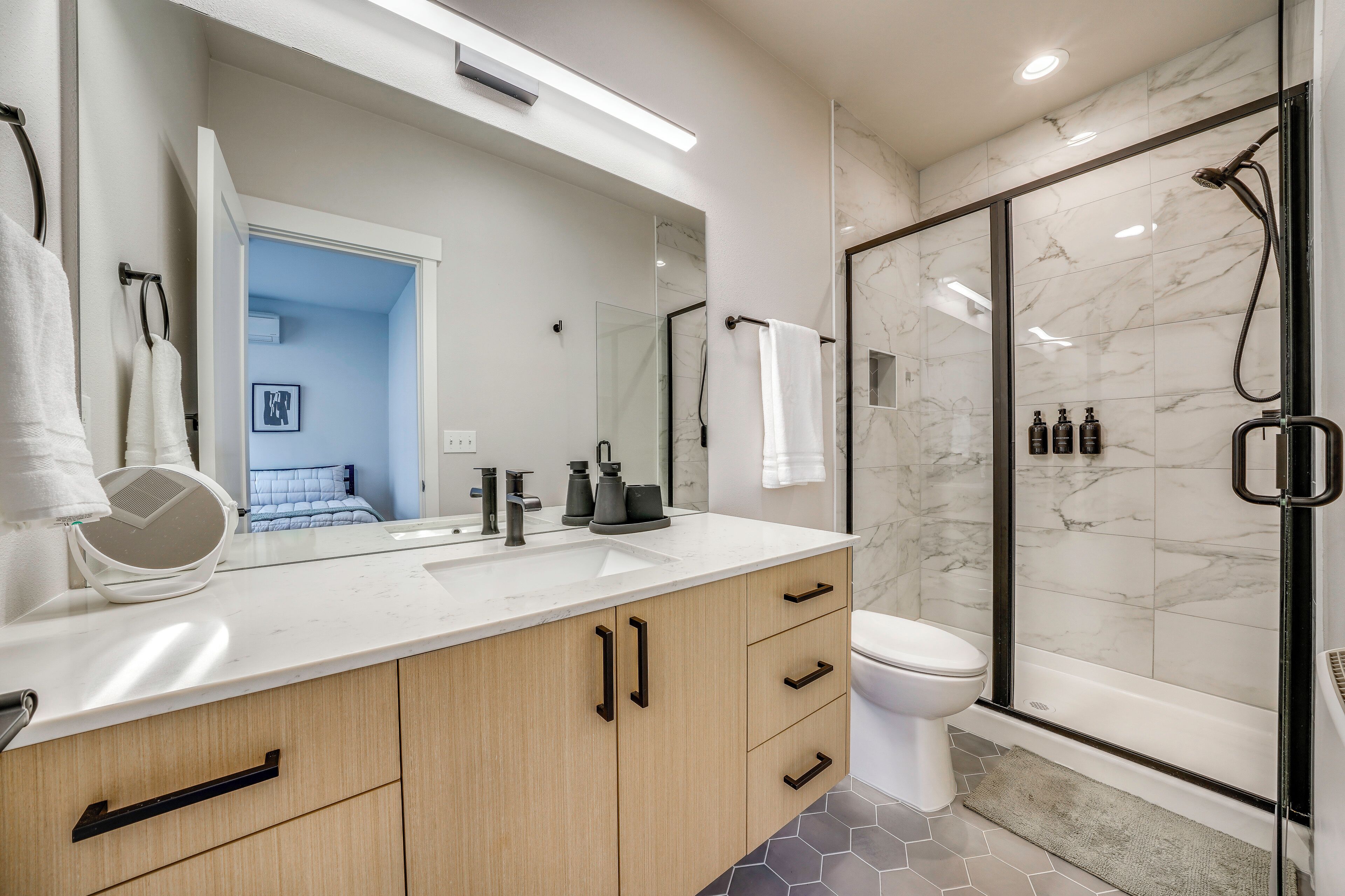 Un bagno moderno con doccia, servizi igienici e lavabo.