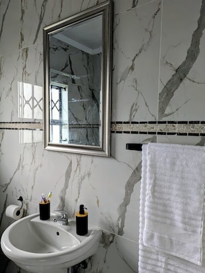 Bañera de hidromasaje, secador de pelo, toallas y jabón