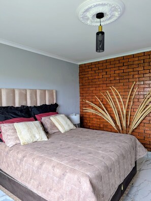 Tabla de planchar con plancha, wifi, ropa de cama