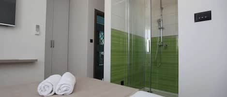 3 chambres, fer et planche à repasser, Wi-Fi, draps fournis