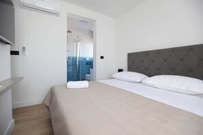 Room - Villa PIA Luxurious Seaside Villa, Ground Floor - Onsite pool, 3 bedrooms, Private parking (Okrug Gornji)