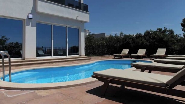 Pool - Villa PIA Luxurious Seaside Villa, First Floor -  3 bedrooms, Onsite pool, Private parking (Okrug Gornji)