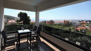 Outdoor dining - Villa PIA Luxurious Seaside Villa, First Floor -  3 bedrooms, Onsite pool, Private parking (Okrug Gornji)