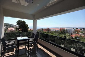Outdoor dining - Villa PIA Luxurious Seaside Villa, First Floor -  3 bedrooms, Onsite pool, Private parking (Okrug Gornji)