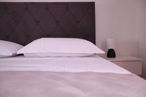 Room - Villa PIA Luxurious Seaside Villa, First Floor -  3 bedrooms, Onsite pool, Private parking (Okrug Gornji)