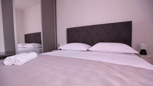 Room - Villa PIA Luxurious Seaside Villa, First Floor -  3 bedrooms, Onsite pool, Private parking (Okrug Gornji)