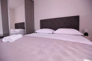 Room - Villa PIA Luxurious Seaside Villa, First Floor -  3 bedrooms, Onsite pool, Private parking (Okrug Gornji)