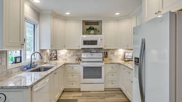 Coffee/tea maker, fridge, microwave, stovetop