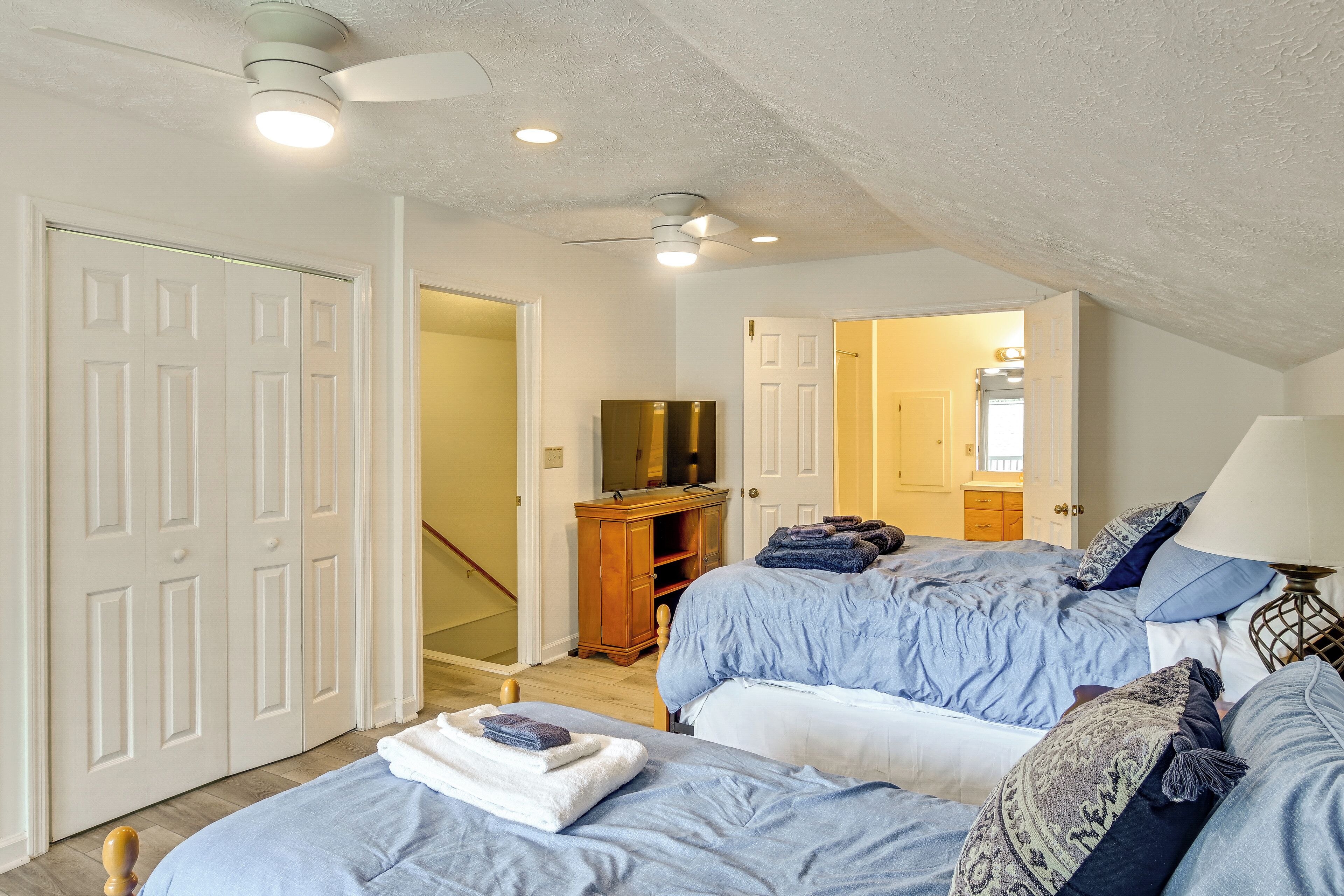 4 bedrooms, iron/ironing board, Internet, bed sheets