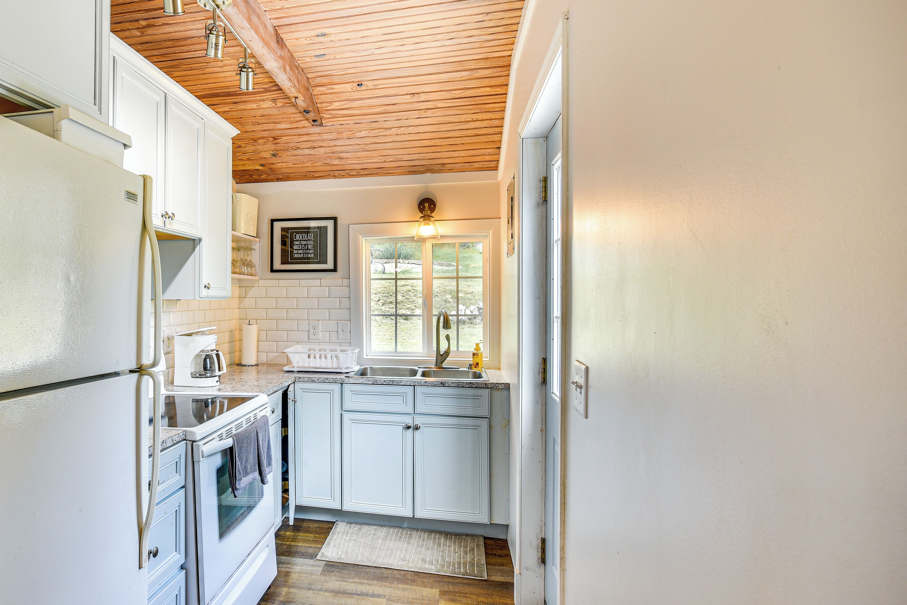 Coffee/tea maker, fridge, microwave, stovetop