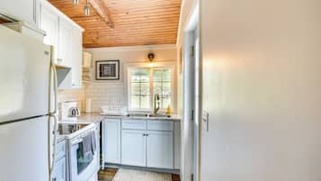 Coffee/tea maker, fridge, microwave, stovetop