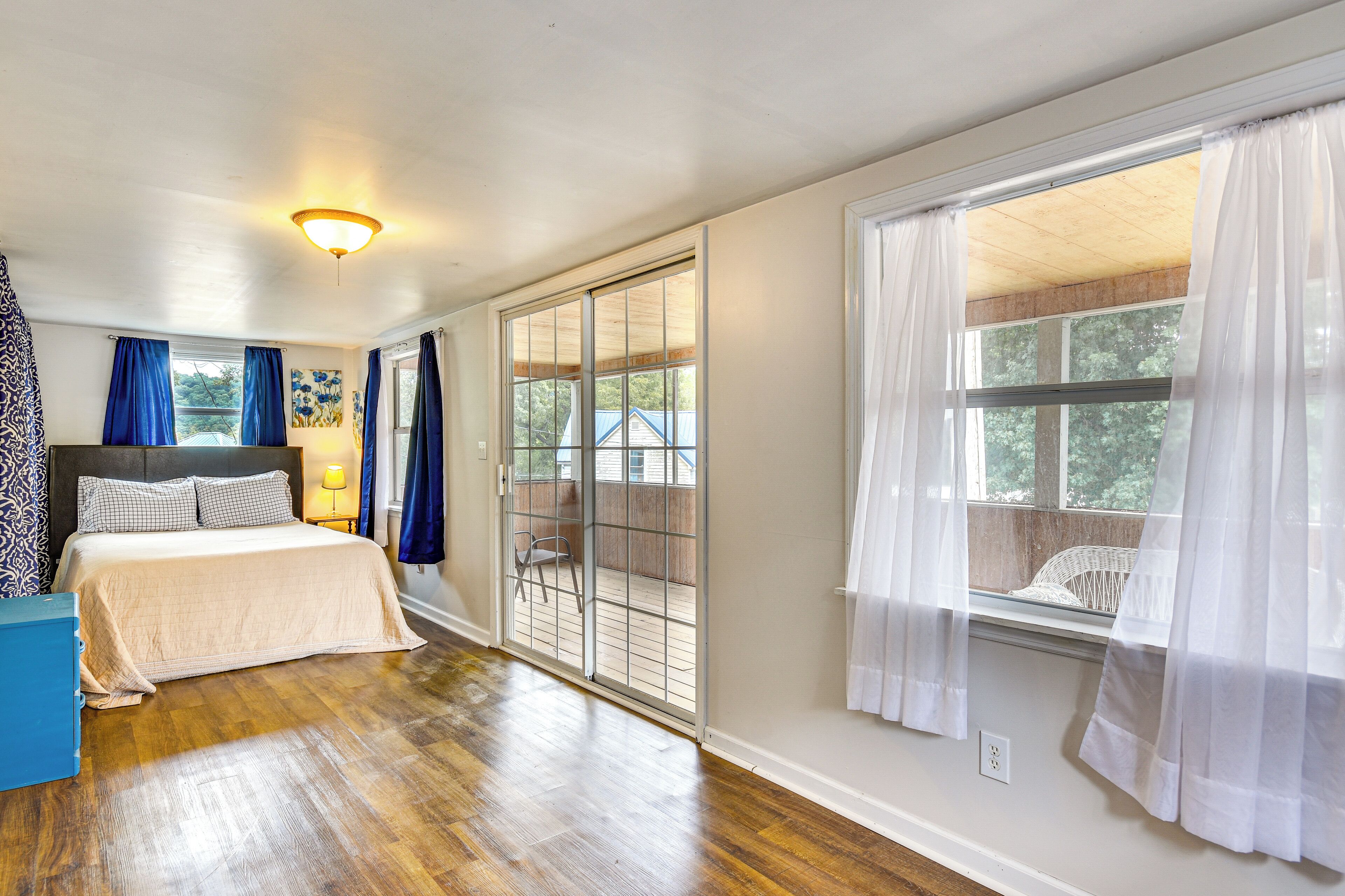 5 bedrooms, desk, iron/ironing board, internet